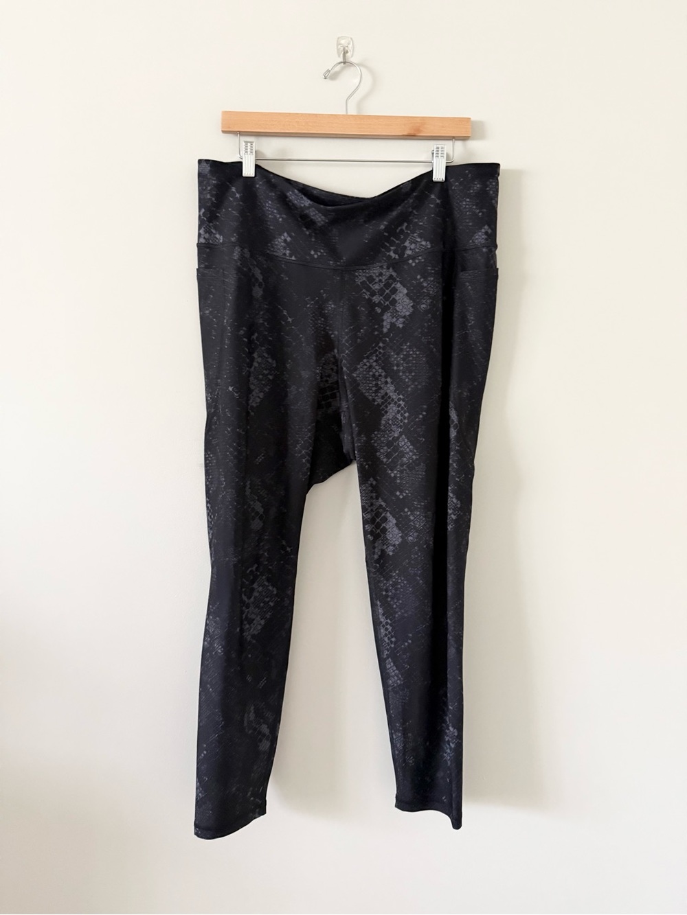 Old Navy Active Elevate Go Dry Black Snake-Print High-Waist Leggings Size XXL